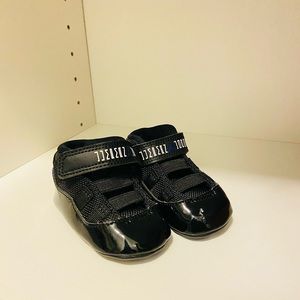 BABY Gently used AIR JORDAN baby booties size 2c